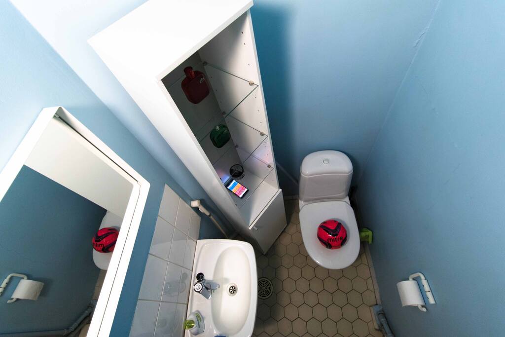 The bathroom, to the right when you enter the flat is separated from the shower room next to the kitchen. - No, I don't know why they are separated, they just are.