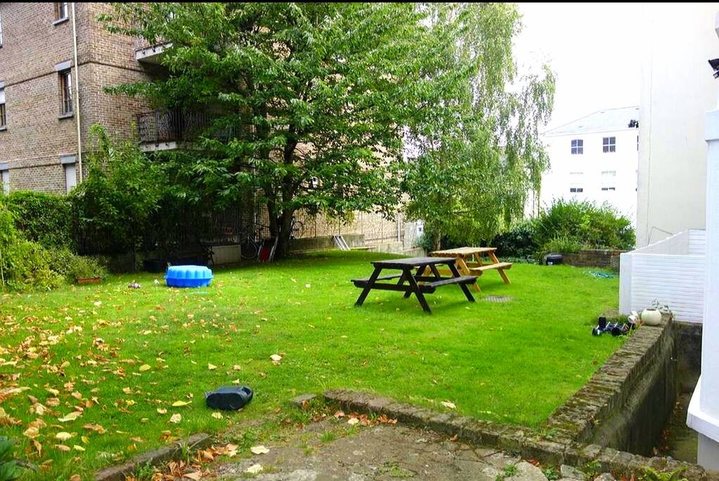 Spacious garden with picnic benches