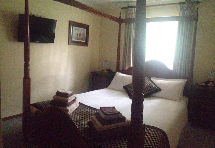 Bedroom No 2 (Queen bed) with Wardrobe & 32" TV