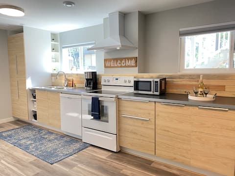Top performing Airbnb: Legal, spacious, modern! Weekly/Monthly discounts in West Kelowna