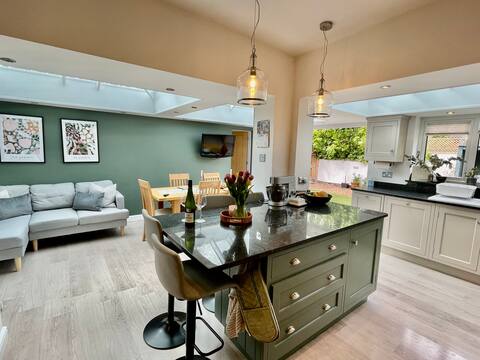 Spacious 4 bed home, open plan living + parking