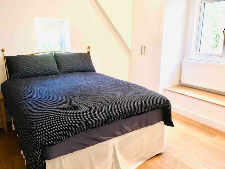 Dormitorio 3: cama doble y armarios empotrados.