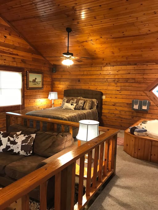 Cabin 3, Double Wedding Ring
Vaulted ceilings