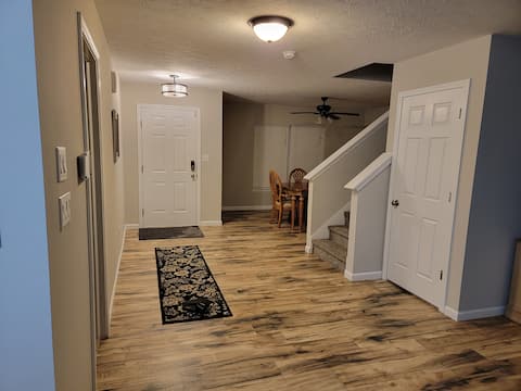 Cheerful 3bedroom with free parking at the premise