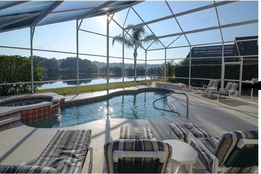 WHAT A LOVELY SIGHT . RELAX AND BASK IN THE FLORIDA SUN WHILE LOOKING AT SWANS AND DUCKS SWIM BY . Bask and relax in the Florida sun by the Lake