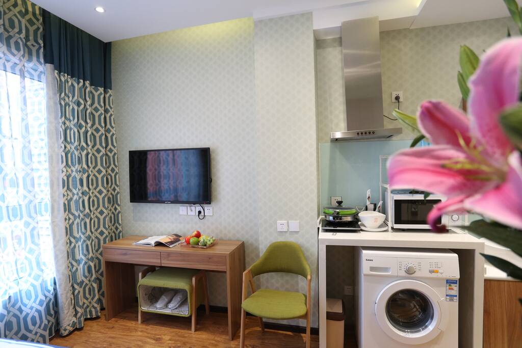 房间的一角,厨房的锅具、餐具全齐的