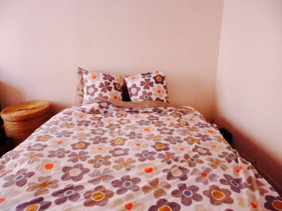 Lit Queen Size, matelas neuf (avril 2016).