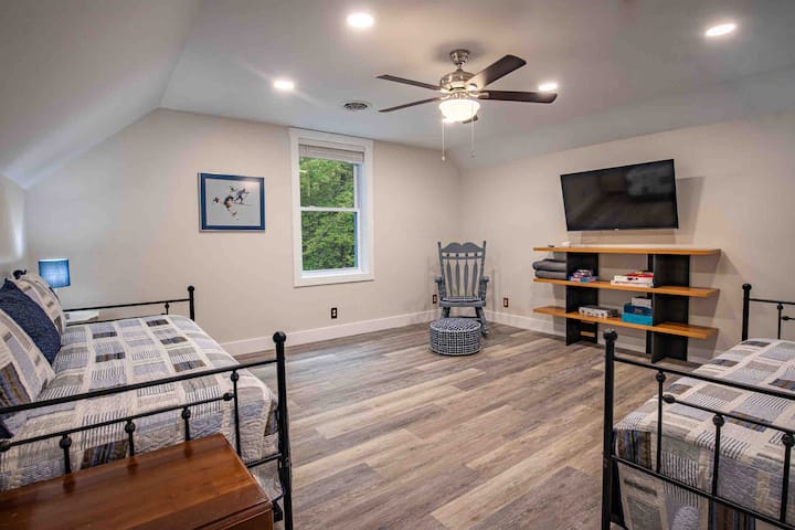 2nd floor trundle bedroom (4 twins)