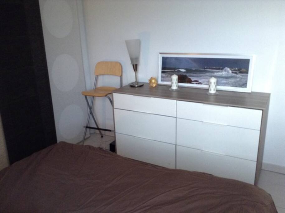 Commode dans la chambre