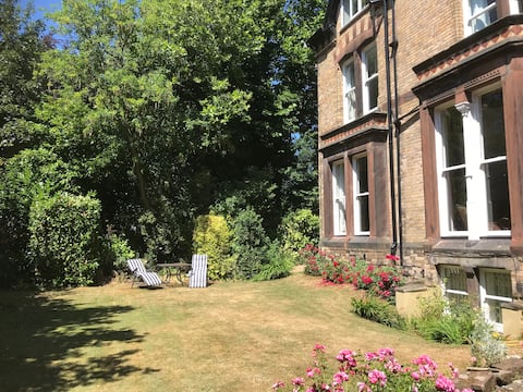 Huge apt, Lark Lane area, 2 miles to city centre