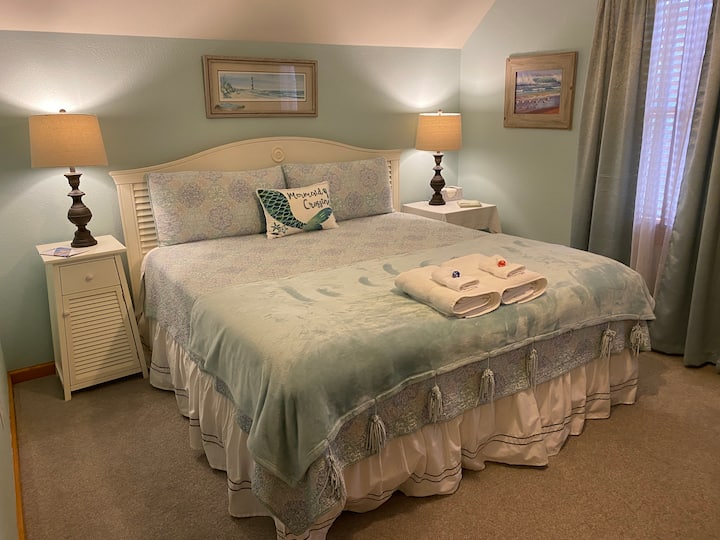 חדר השינה כולל מיטה זוגית גדולה.