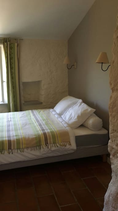 Chambre avec salle de bain douche vue sur la campagne