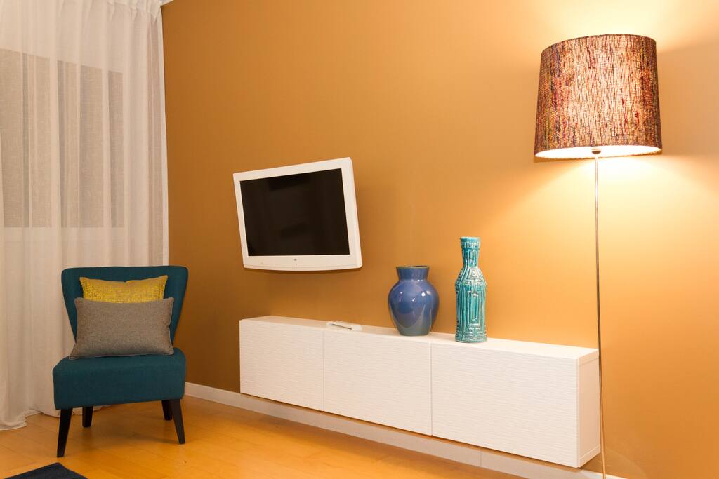 Living room with central heating and cable TV with 180 channels.