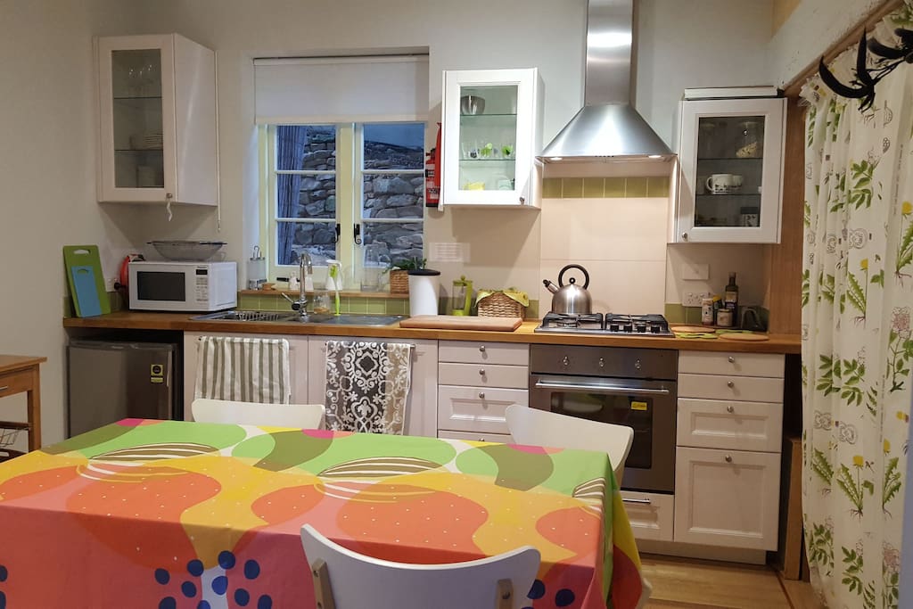 Well equipped kitchen with dishwasher and place settings for 4