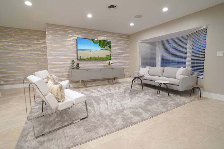 RENT LUXE 5 STAR NEW 4 BED + HTD POOL STUNNING!! gallery image 3