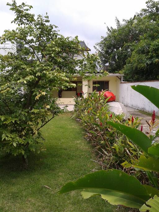 Jardim e Churrasqueira com ducha