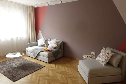 Top Airbnb: Lussy's Lovely Top Center Apartment in Войводино