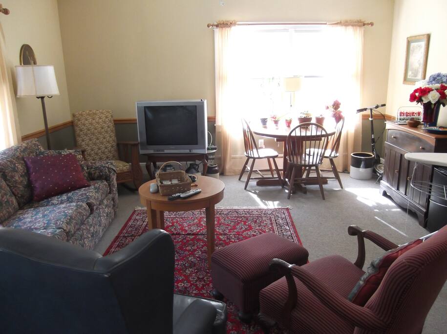 Living room w?mini fridge and tv.
Private entry.