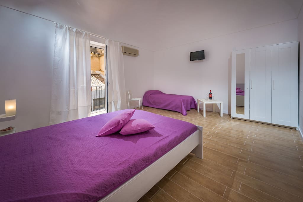 Camera matrimoniale con divano letto