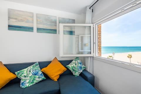 Live in front of the sea. In 1 minute on the beach