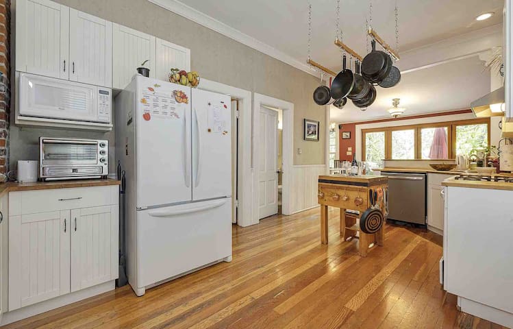 Immaculate Elegant House Downtown NW gallery image 2