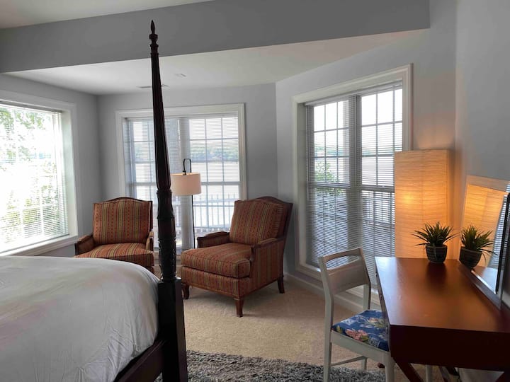 มุมอ่านหนังสือและพื้นที่โต๊ะทำงานถ้าคุณต้องทำงาน