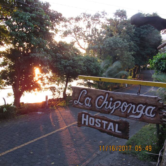 Amanecer en la terraza del alojamiento .