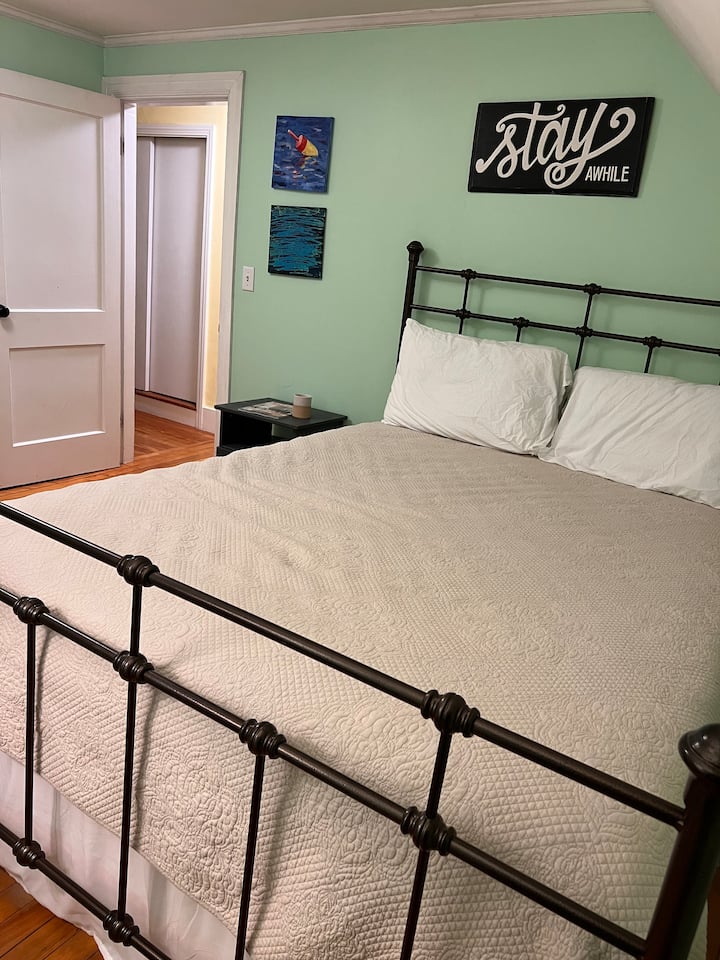 Lit queen size dans la chambre 3