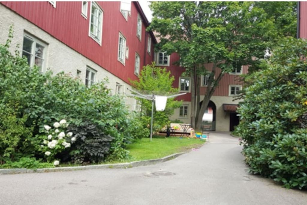 Porten till vår trapp ser ni till höger. Ute på gatan finns 10 min parkering för i-/urlastning. Bakom fotografen finns 2 timmars-parkering gratis. Annars finns betalparkering runt hela kvarteret.