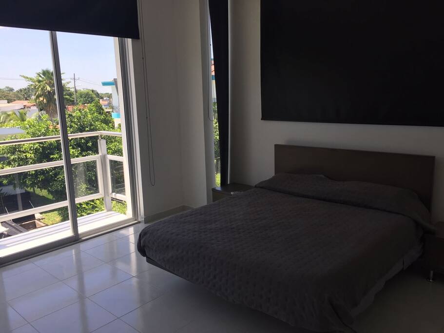 Alcoba 1 (cama Queen), balcón, vista a la piscina.