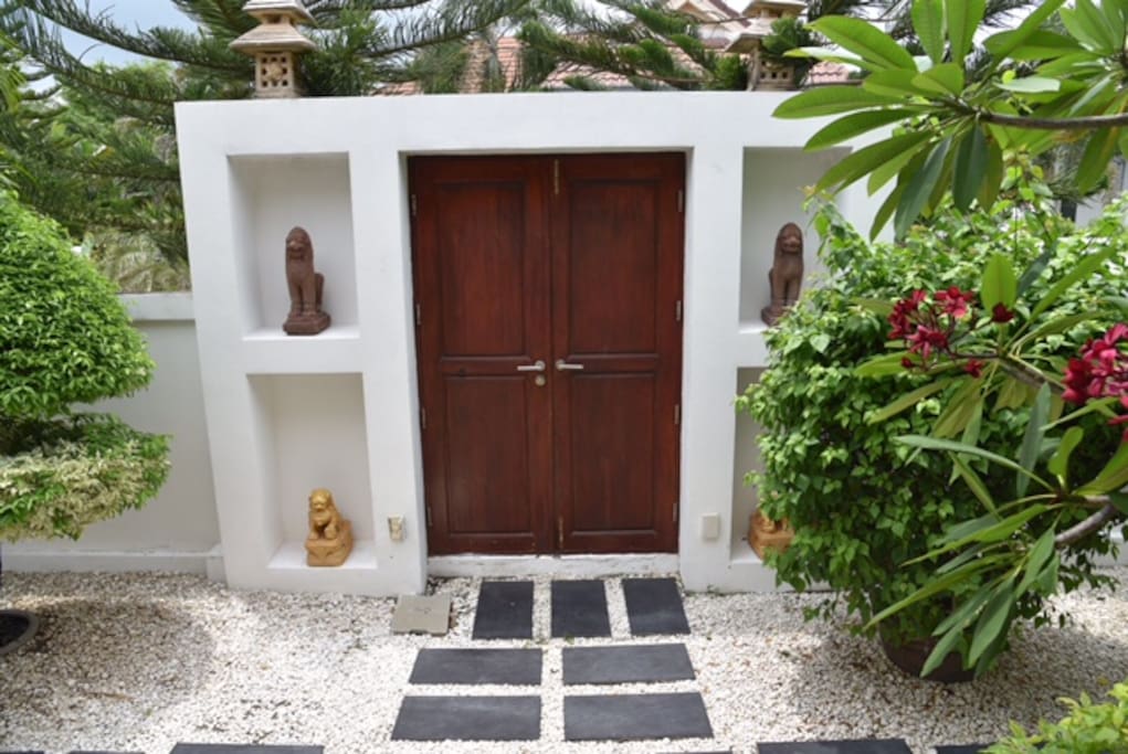 Villa entrance walkin