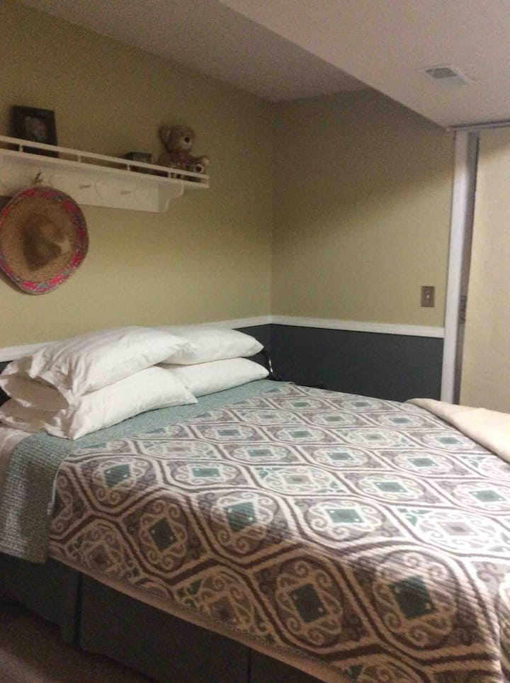 Otro dormitorio queen.  Esta habitación también tiene una cama para niños pequeños.