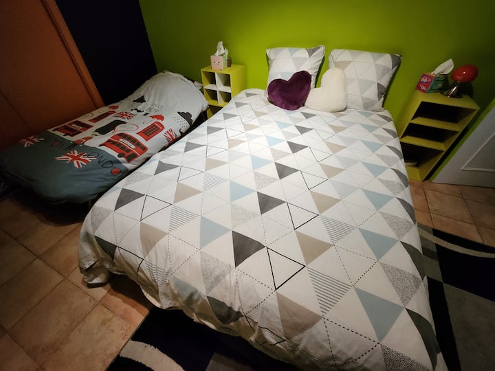 Chumba 1 cha kulala kwenye ghorofa ya chini (picha 1)
Kitanda cha watu wawili cha-140x200
Kitanda cha mtu mmoja cha 90x190
Na kitanda cha mtoto kilicho na godoro nene
WARDROBE na kabati na michezo ya bodi 