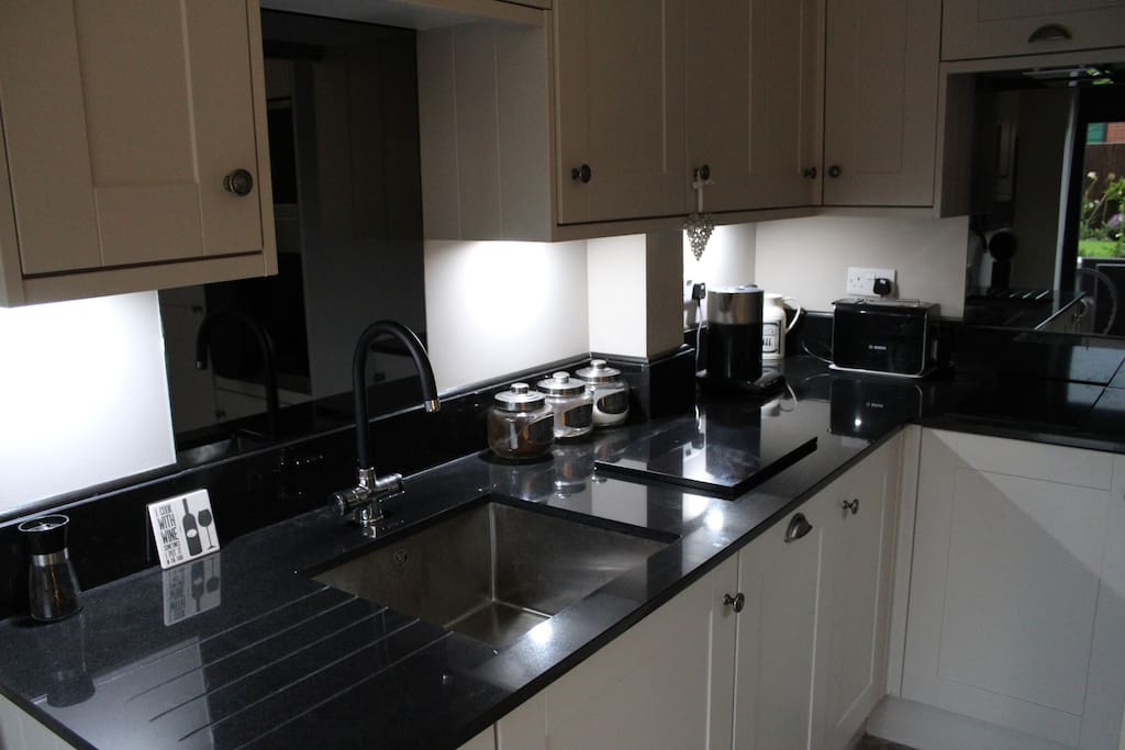 Lovely kitchen area, coffee, tea, milk and sugar included !