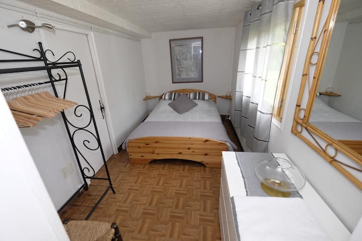 dhomë gjumi në pjesën e pasme të apartamentit