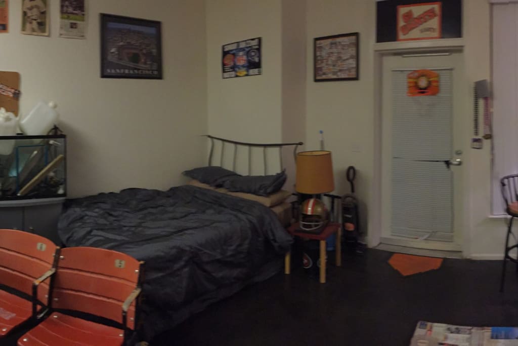 Studio w double bed, couch, and table. TV with Dvd player and plenty of DVD's.