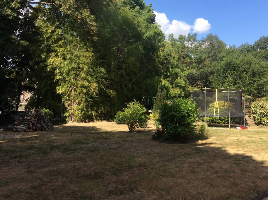 Jardin avec petite piscine, trampoline et Barbecue