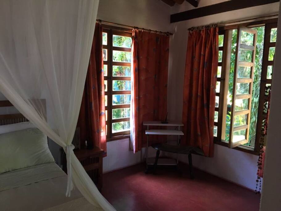 Quarto casal. Piso superior. Banheiro privativo.