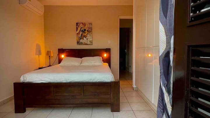 Segundo dormitorio frente al área de la piscina con baño compartido.