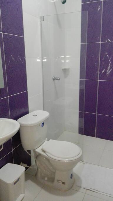 baño de la habitacion con cama doble