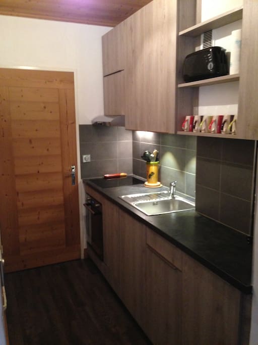 cuisine, vue vers porte de sortie