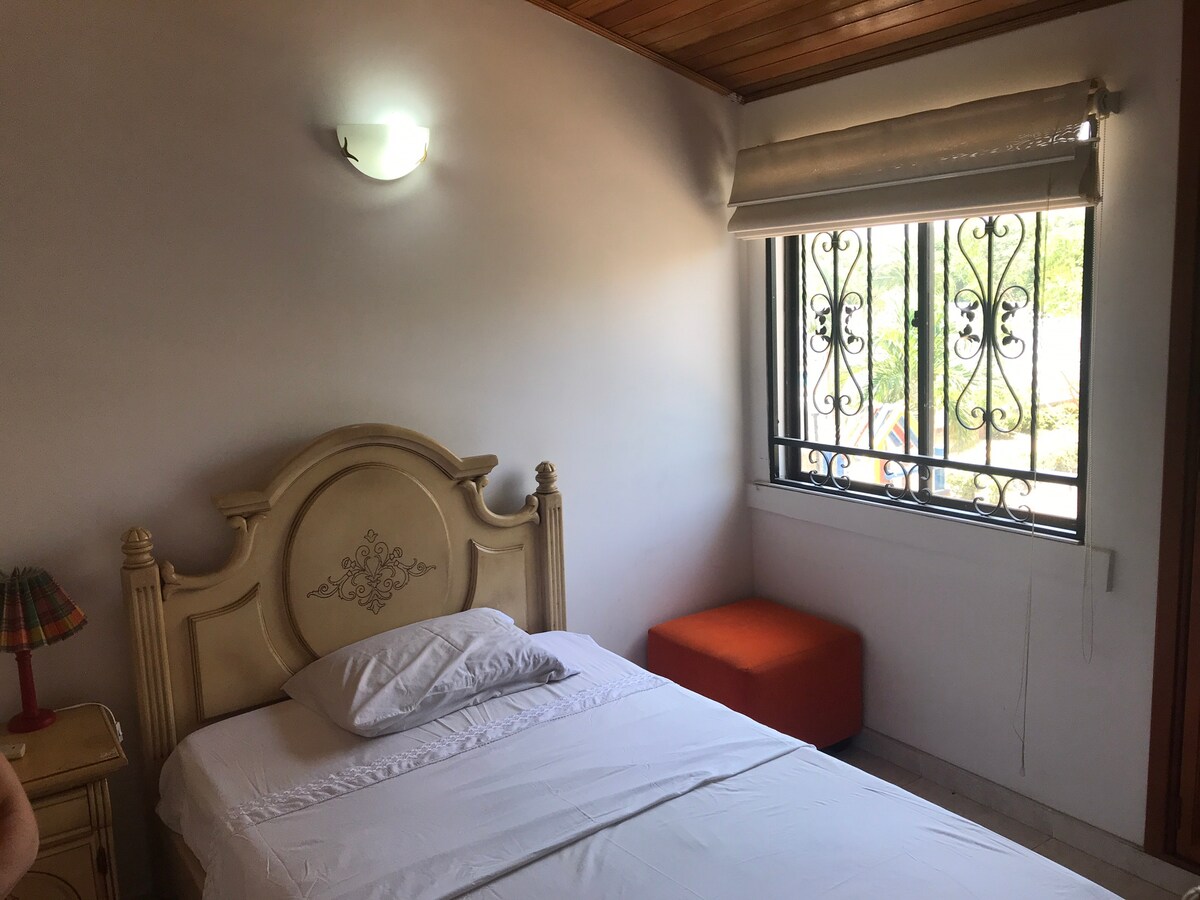 Extra kamer, met plafondventilator, airconditioning, uitstekende ventilatie, body en half bed (2 personen) en gedeelde badkamer.