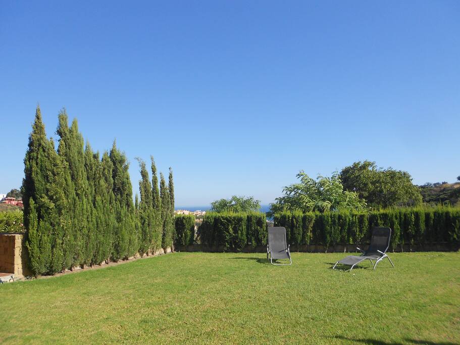 Tomar el sol de Andalucía. Y ver el cielo limpio estrellado . Seguro que no ha visto tantas estrellas.