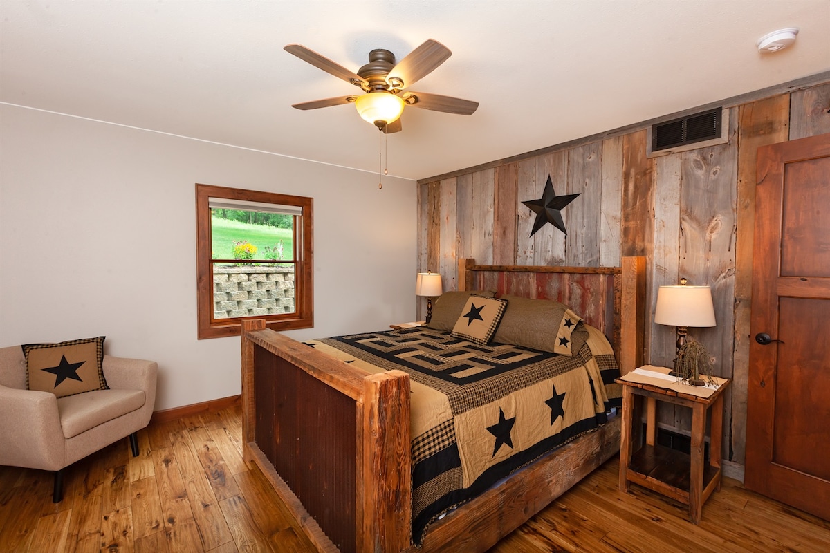 Main floor queen bedroom 2