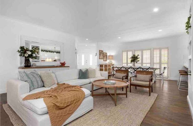 The Duchess – Luxury Brisbane Holiday Home + Pool gallery image 4