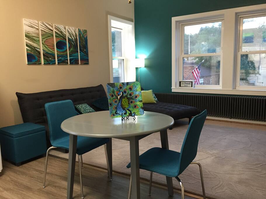 This newly remodeled apartment boasts excellent contemporary and high-end furnishings