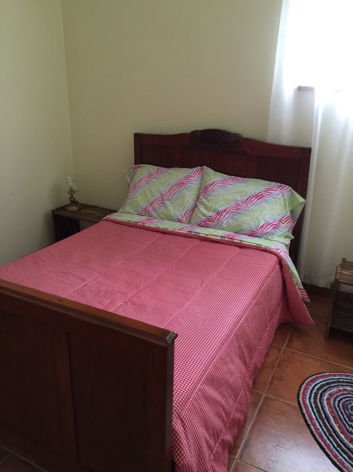 Cama matrimonial, dormitorio en el nivel inferior