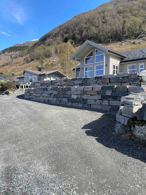 Stylish holiday home close to the sea and mountains for 6 people.