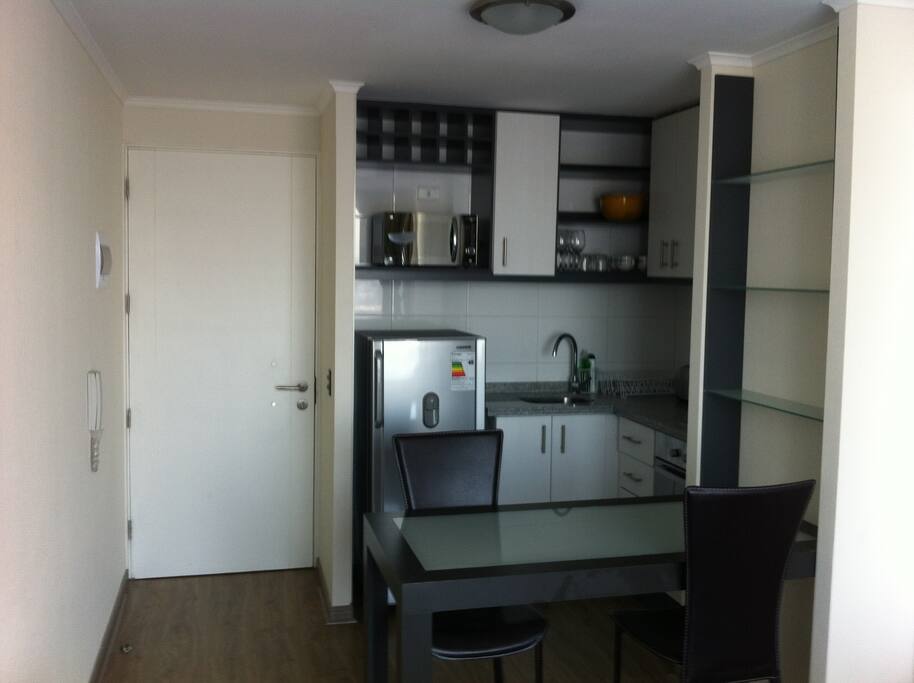 Cocina y Horno Eléctrico , Microondas, Refrigerador , Tostadora de Pan , Hervidor Eléctrico y Vajillas