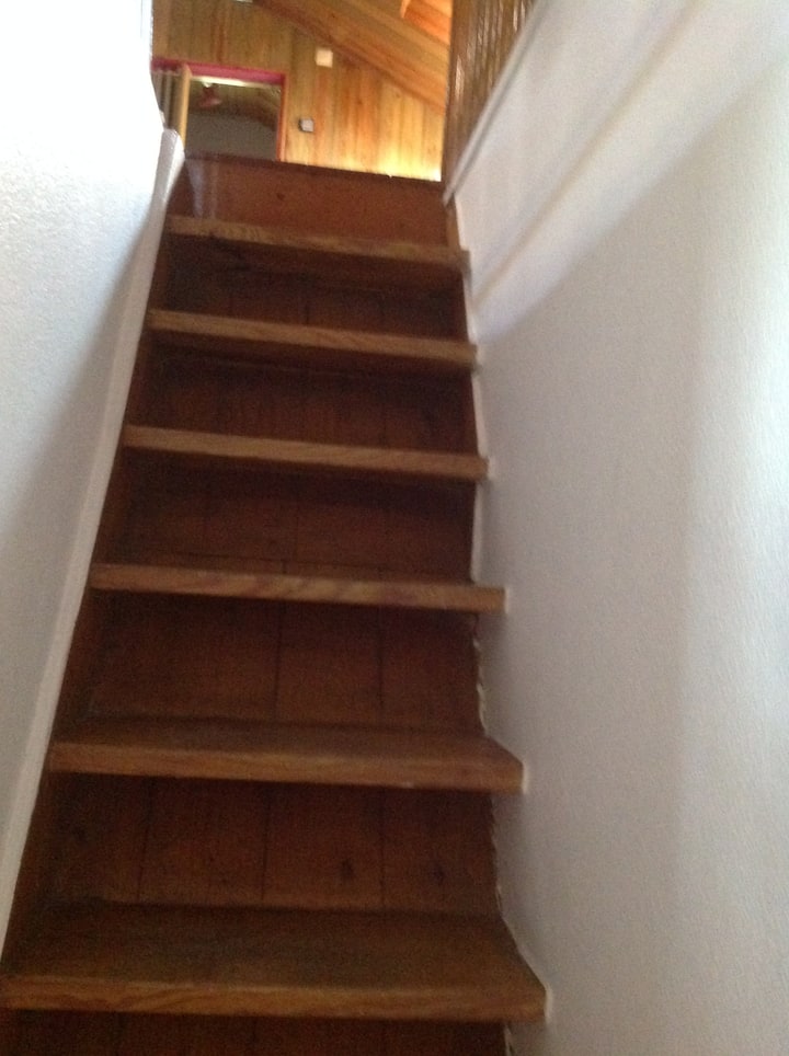 Escaliers d'accès au dernier étage. Ne vous inquiétez pas !